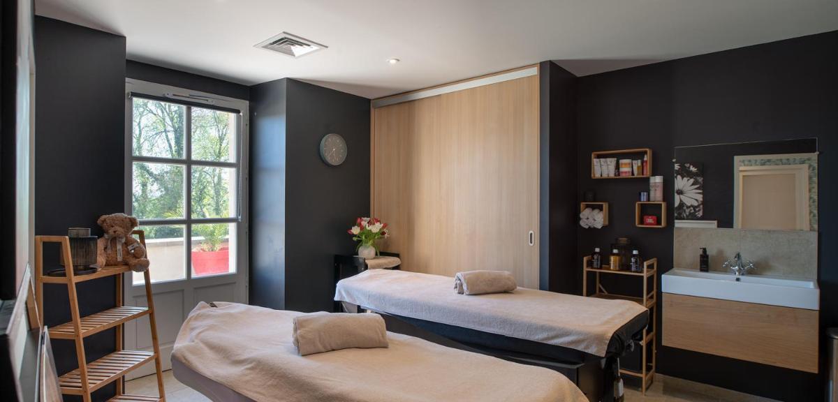 Cette chambre comprend 2 lits et un lavabo. dans l'établissement Le Monastère de Saint Mont Hôtel & Spa, à Saint-Mont 31 autres photos