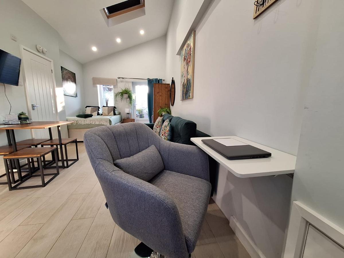 New, stylish studio flat with private patio and free on-street parking Check out at 11am - Housity
