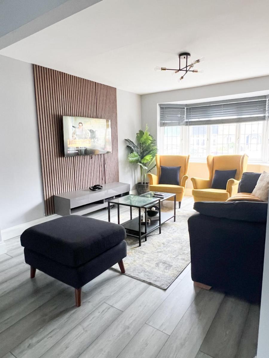 Beautiful Newly Renovated House in Rainham Essex - Housity