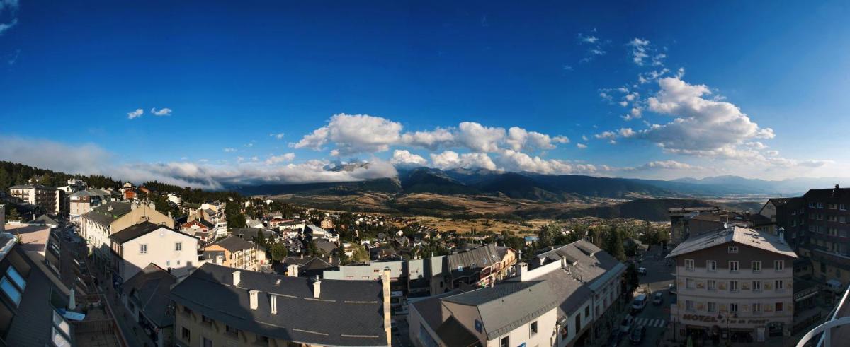 Vue générale sur la montagne ou vue sur la montagne depuis l'hôtel