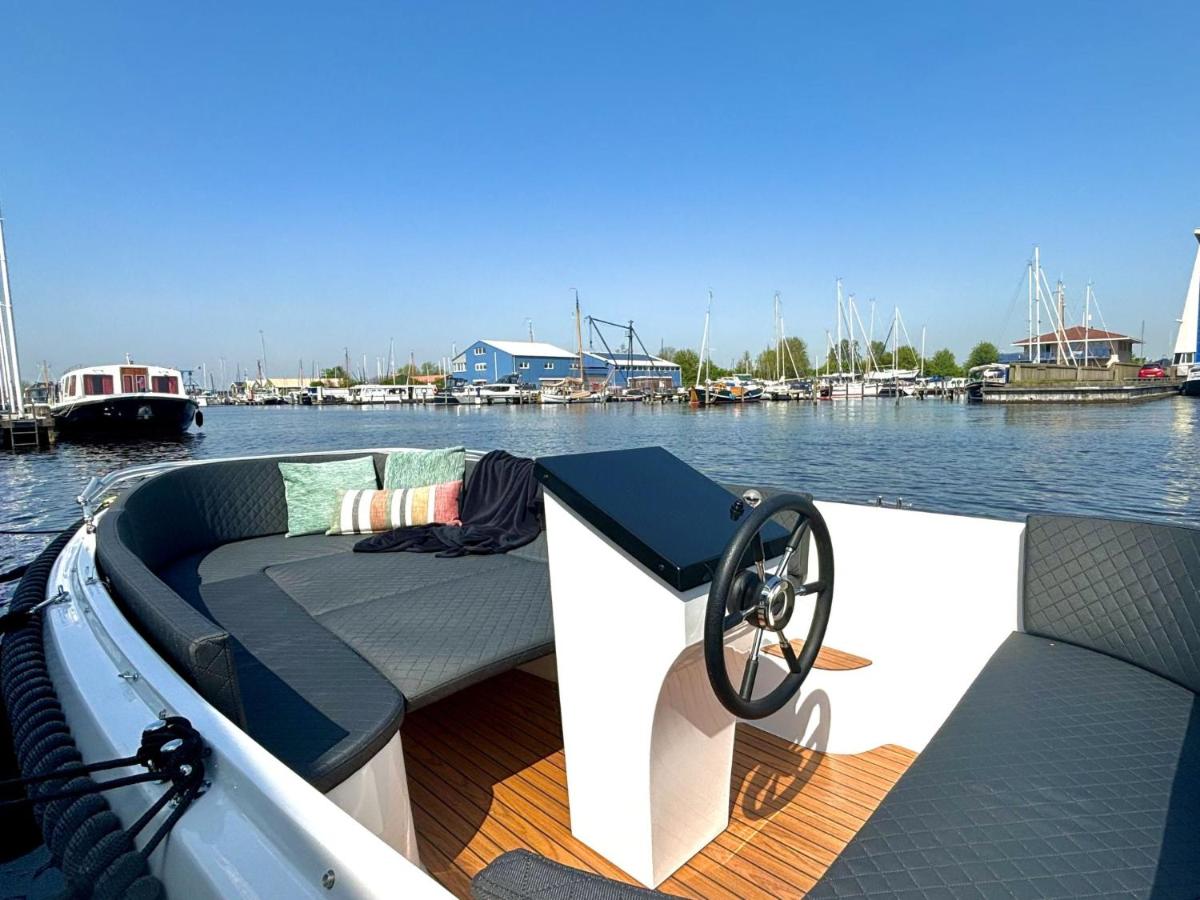 Holiday Home Harboursuite 2 incl- motorboot by Interhome - Housity