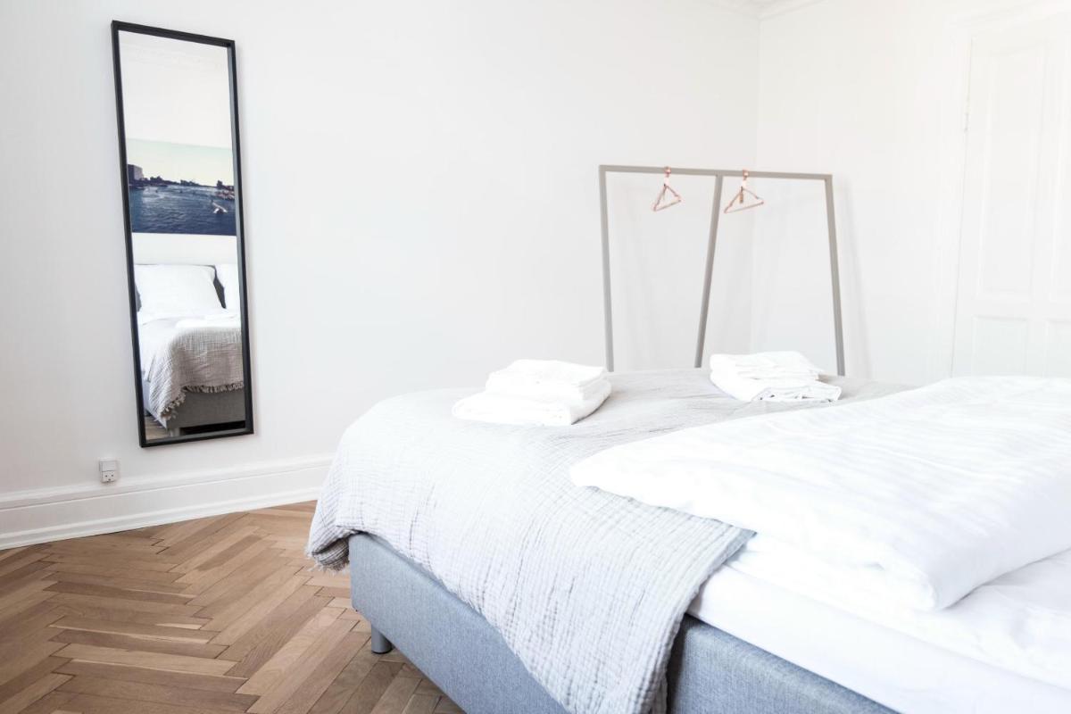 Beautiful and bright 2-bed with private balcony - Housity