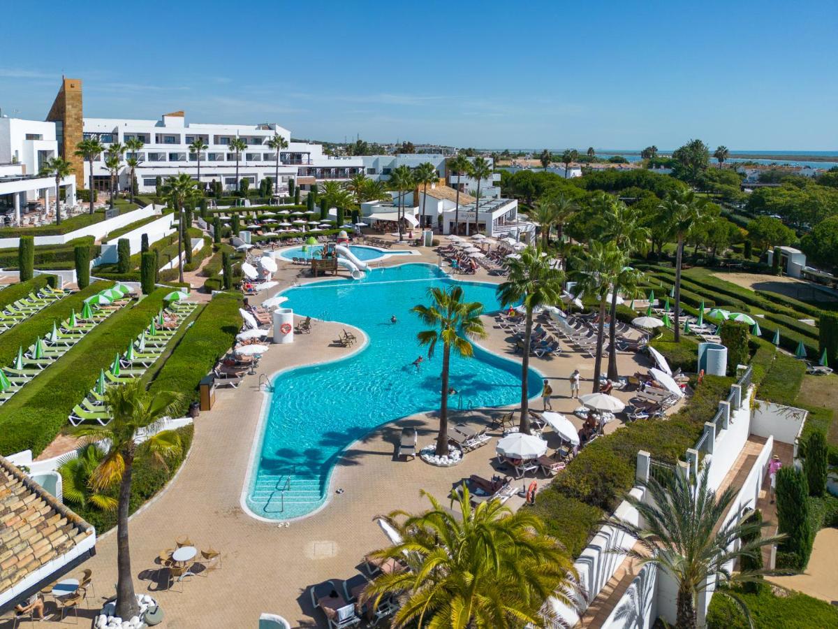 Una vista aérea de un complejo turístico con piscina. en Hotel Fuerte El Rompido, en El Rompido 27 fotos más