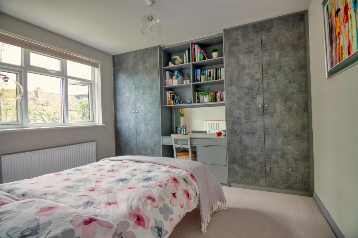 Spacious Double Room with Private Bathroom in Streatham Common, Southwest London - Housity