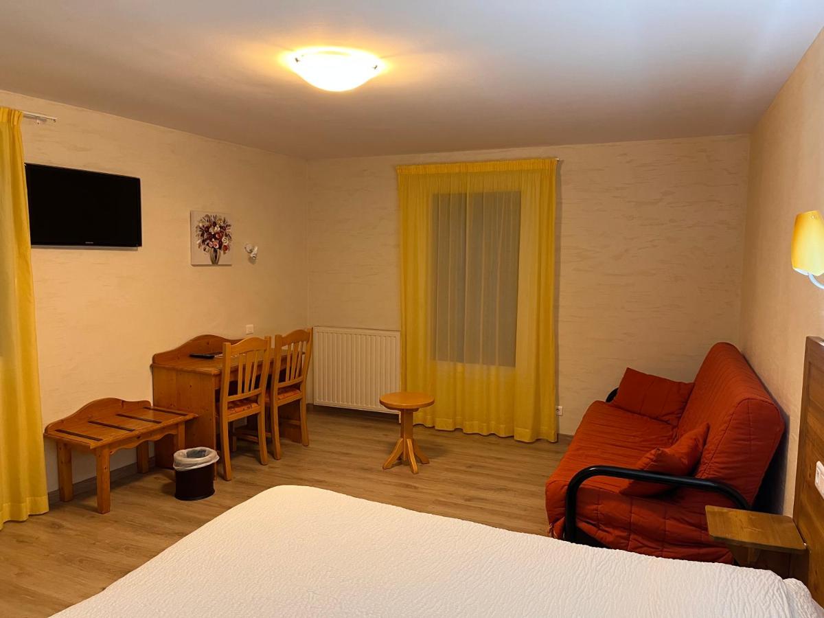 Télévision ou salle de divertissement dans l'établissement Logis Hotel Spa Restaurant Le Provence