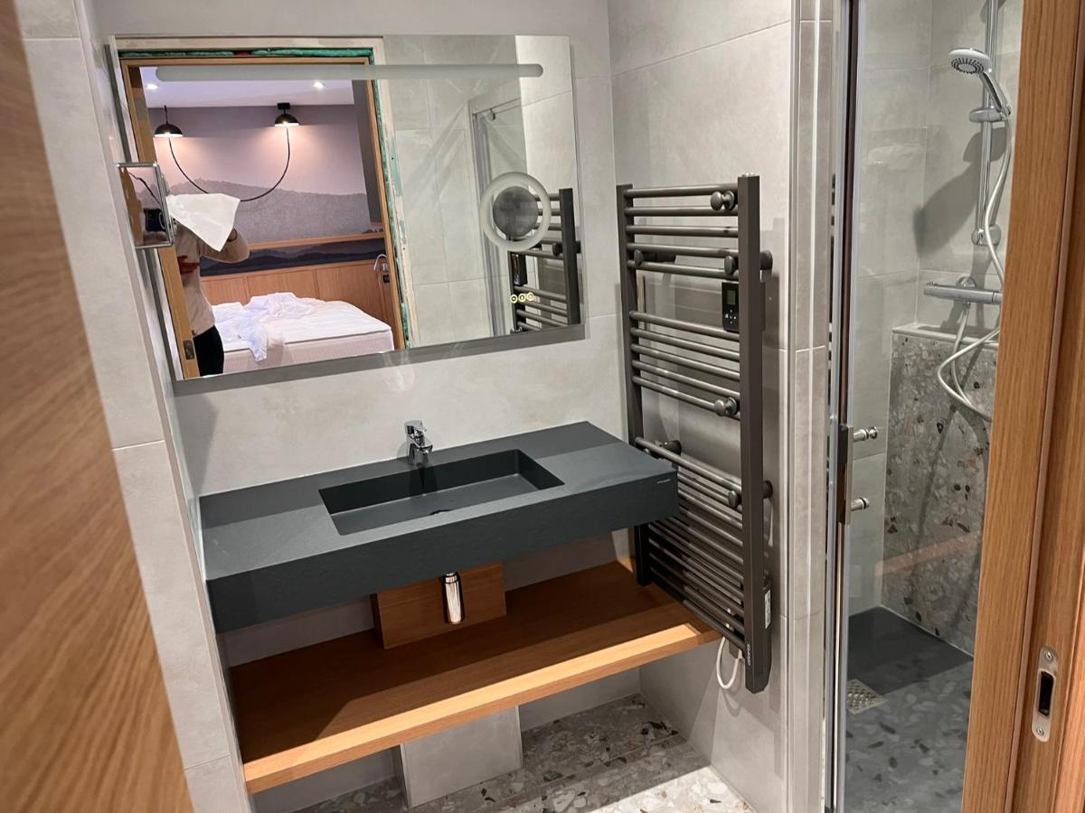 Un ou plusieurs lits dans un hébergement de l'établissement Logis Hotel Spa Restaurant Le Provence