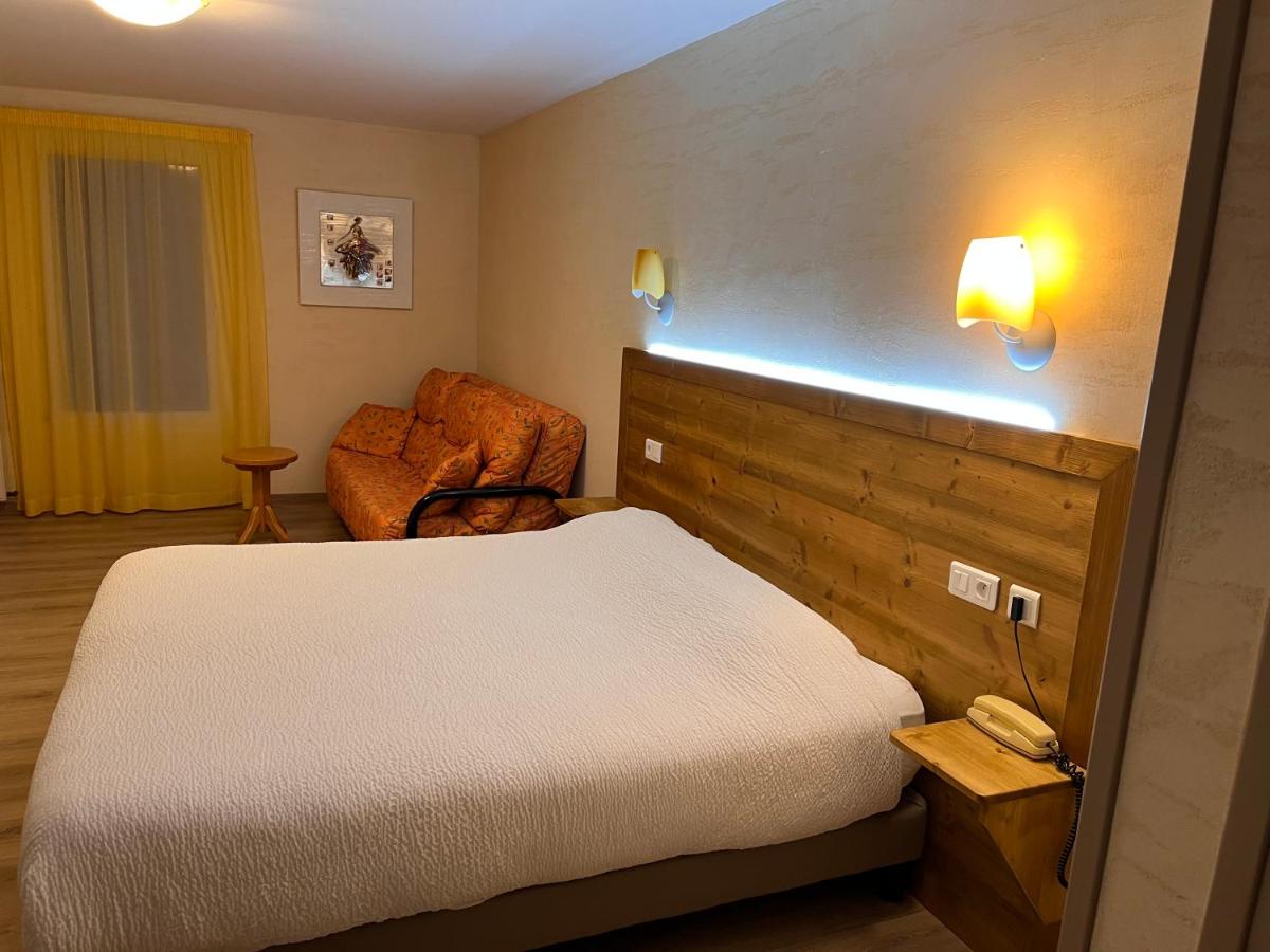Un ou plusieurs lits dans un hébergement de l'établissement Logis Hotel Spa Restaurant Le Provence