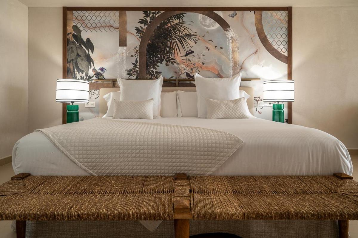 Un dormitorio con una gran cama blanca con dos lámparas. en Hotel Ritual de Terra & SPA Moraira, en Moraira 54 fotos más
