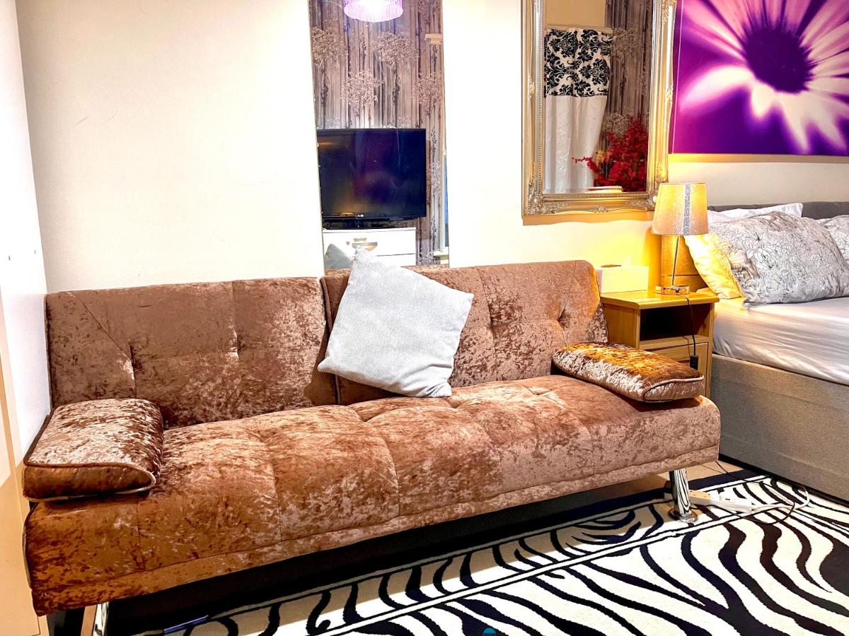 Comfy Double bedroom with a Private Toilet - Housity