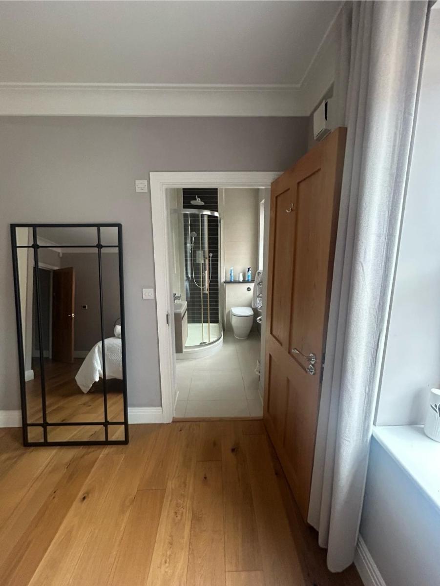 Royal Windsor Super King EnSuite - Free Parking - Housity