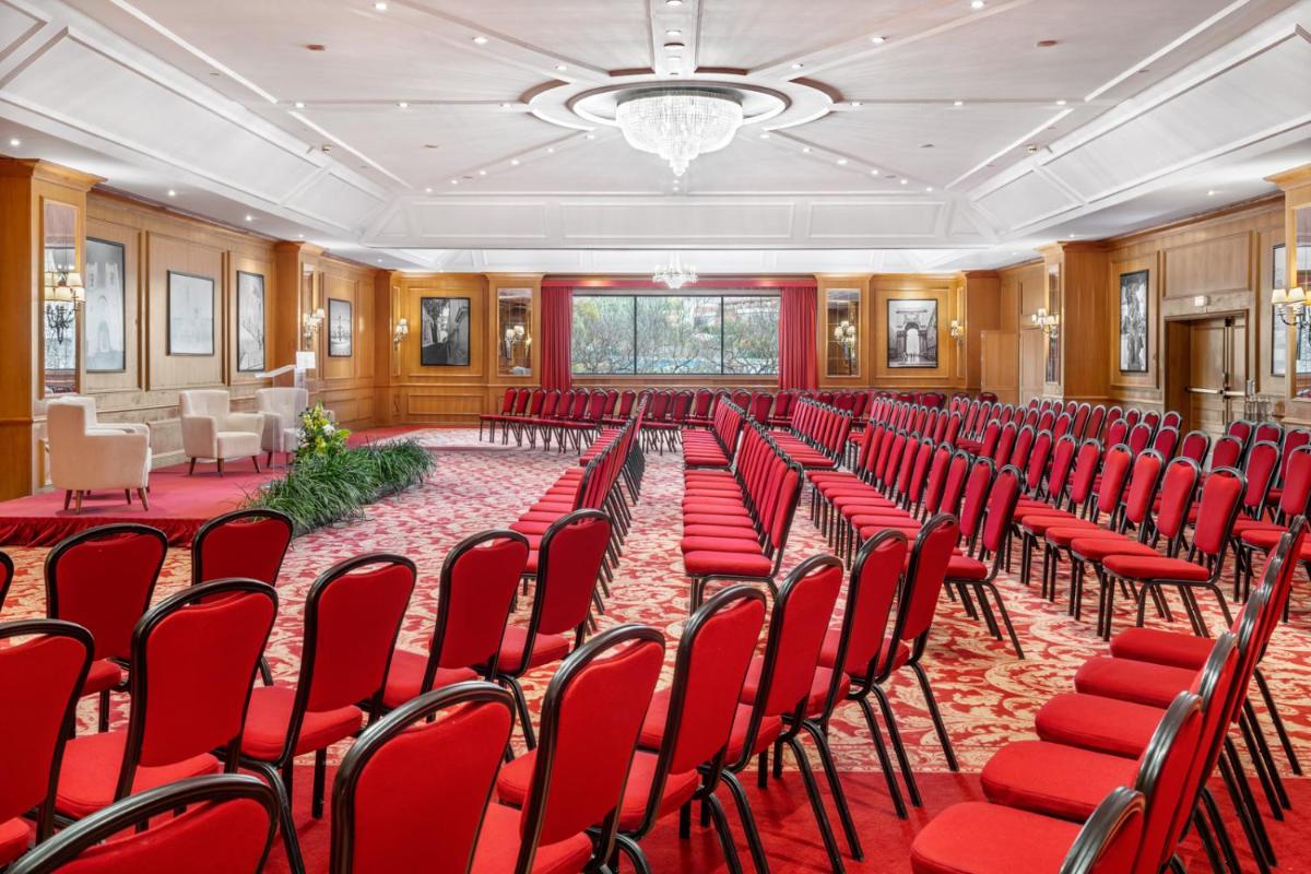 uma sala de conferências com cadeiras vermelhas e um palco em Dom Pedro Lisboa Hotel, a member of Radisson Individuals em Lisboa mais 101 fotografias