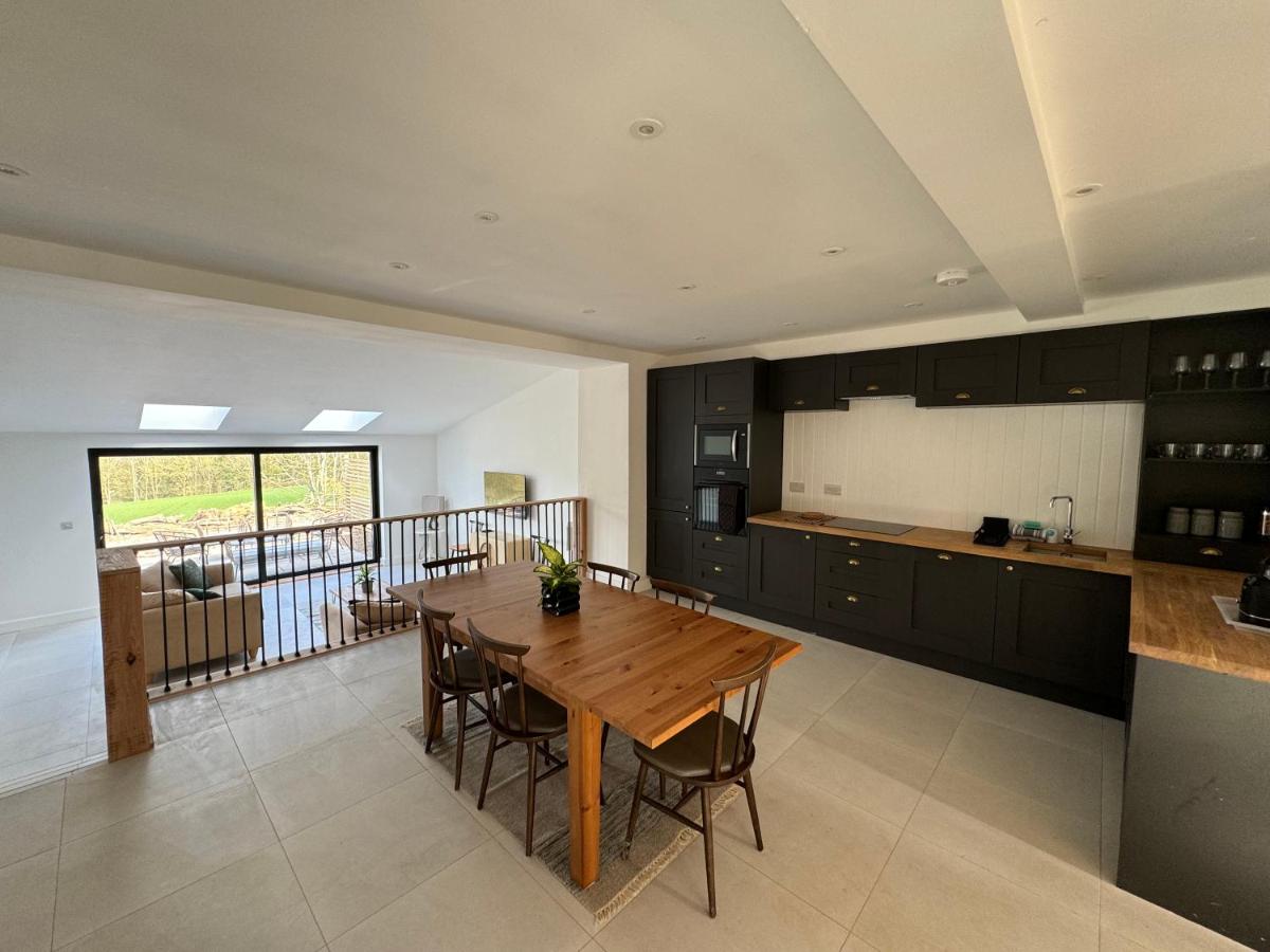 The Tack Store, Modern 3 Bed, 6 person, Barn in a Rural Setting with Great Access - Housity