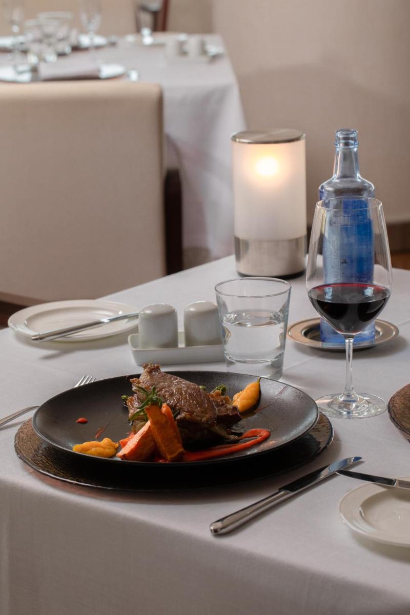 Comida en o cerca de este hotel