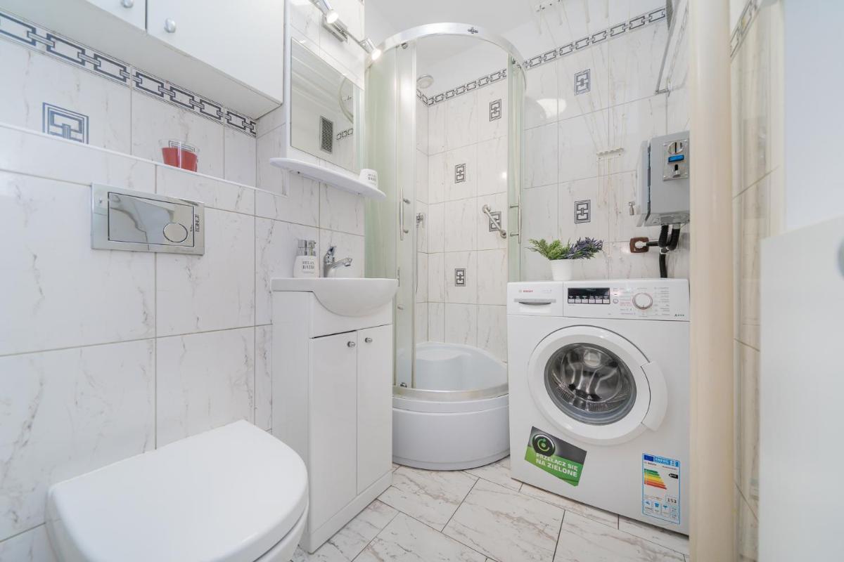 MGR Pokoje w samym Centrum Warszawy by Metro Rondo ONZ - SUPER Bed & Breakfast Year23 - Housity