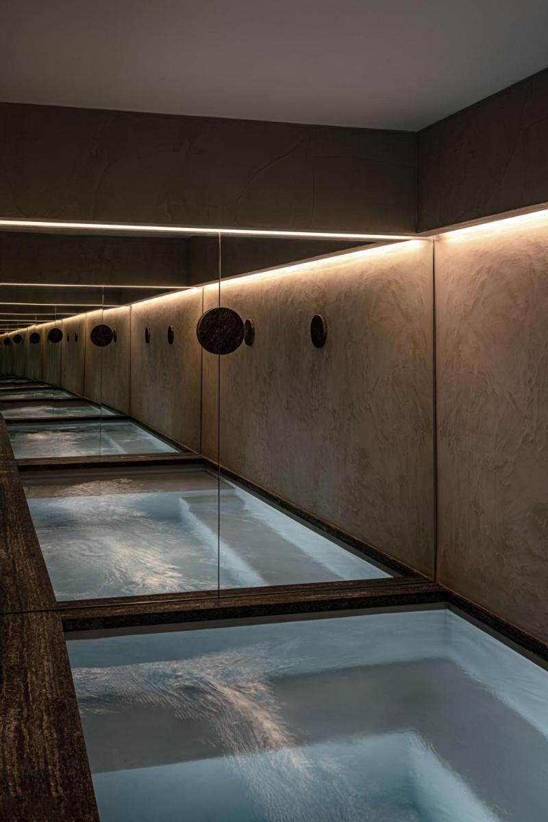 une rangée de réservoirs d'eau dans une pièce dans l'établissement Norman Paris Hôtel & Spa, à Paris