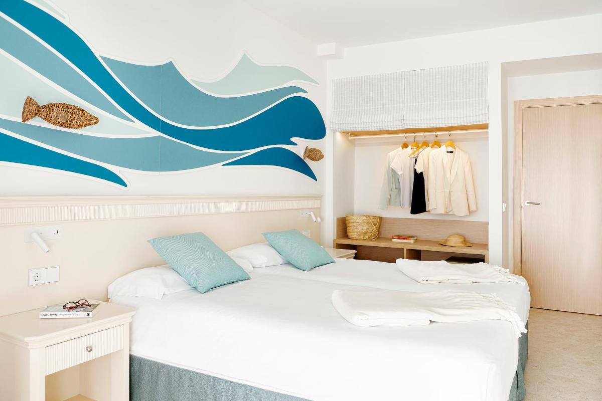 Cama o camas de una habitación en Iberostar Waves Gaviotas Park
