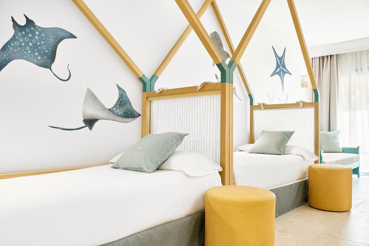 Cama o camas de una habitación en Iberostar Waves Gaviotas Park