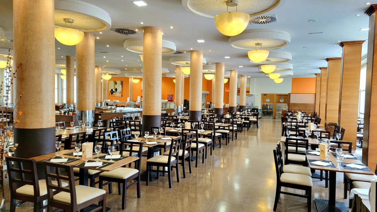 Un restaurante o sitio para comer en Hotel Monarque Costa Narejos