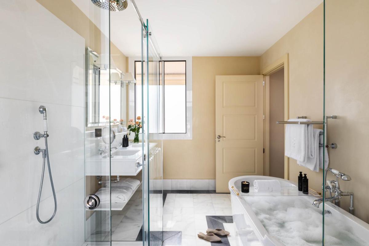Un baño de URSO Hotel & Spa, a Small Luxury Hotel of the World