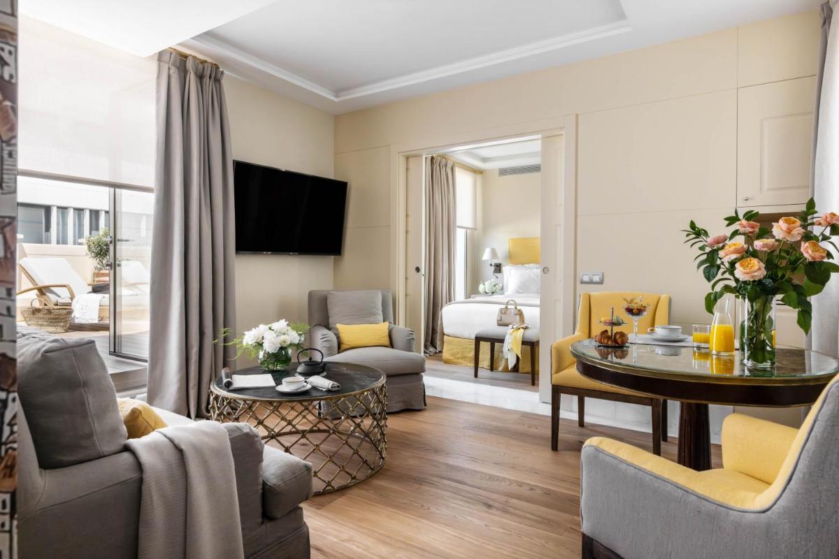 Una sala de estar con una cama y una habitación con una mesa. en URSO Hotel & Spa, a Small Luxury Hotel of the World, en Madrid