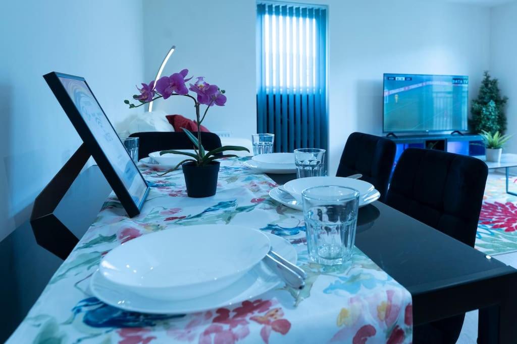 Luxury Ground Floor 2 Bedroom Apartment free WiFi & Parking - Hizvo