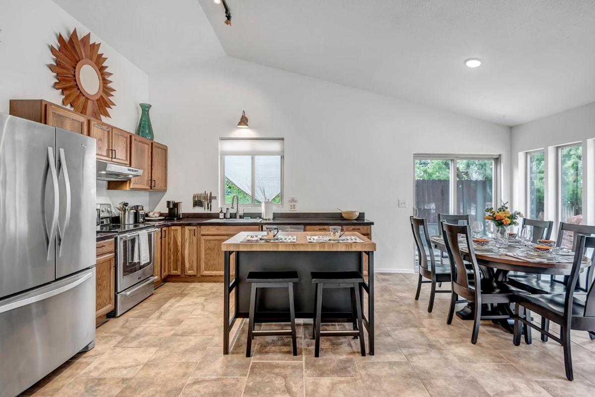 Sedona Mountain Trail Outdoor Relaxing, Enjoy A Nap In The Sunroom, Pets Are Welcome! - Housity