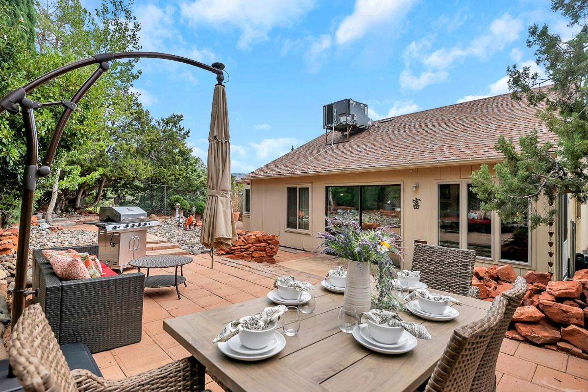 Sedona Mountain Trail Outdoor Relaxing, Enjoy A Nap In The Sunroom, Pets Are Welcome! - Housity