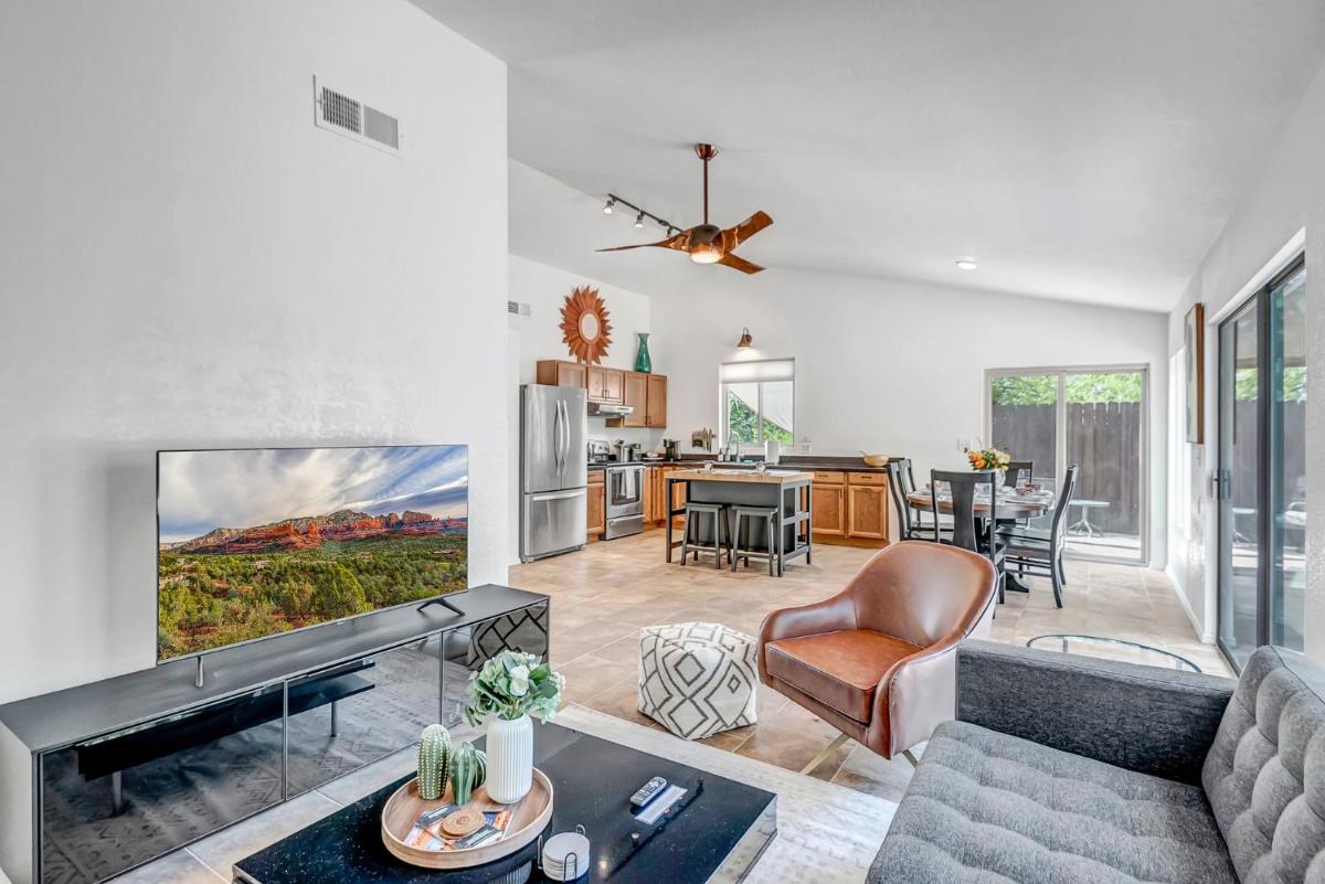 Sedona Mountain Trail Outdoor Relaxing, Enjoy A Nap In The Sunroom, Pets Are Welcome! - Housity