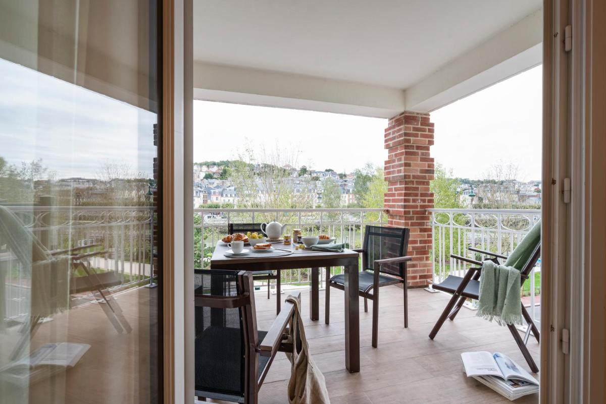Balcon ou terrasse dans l'établissement Résidence Pierre & Vacances Premium Presqu'Ile de la Touques
