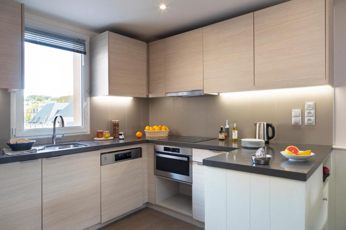 Cuisine ou kitchenette dans l'établissement Résidence Pierre & Vacances Premium Presqu'Ile de la Touques