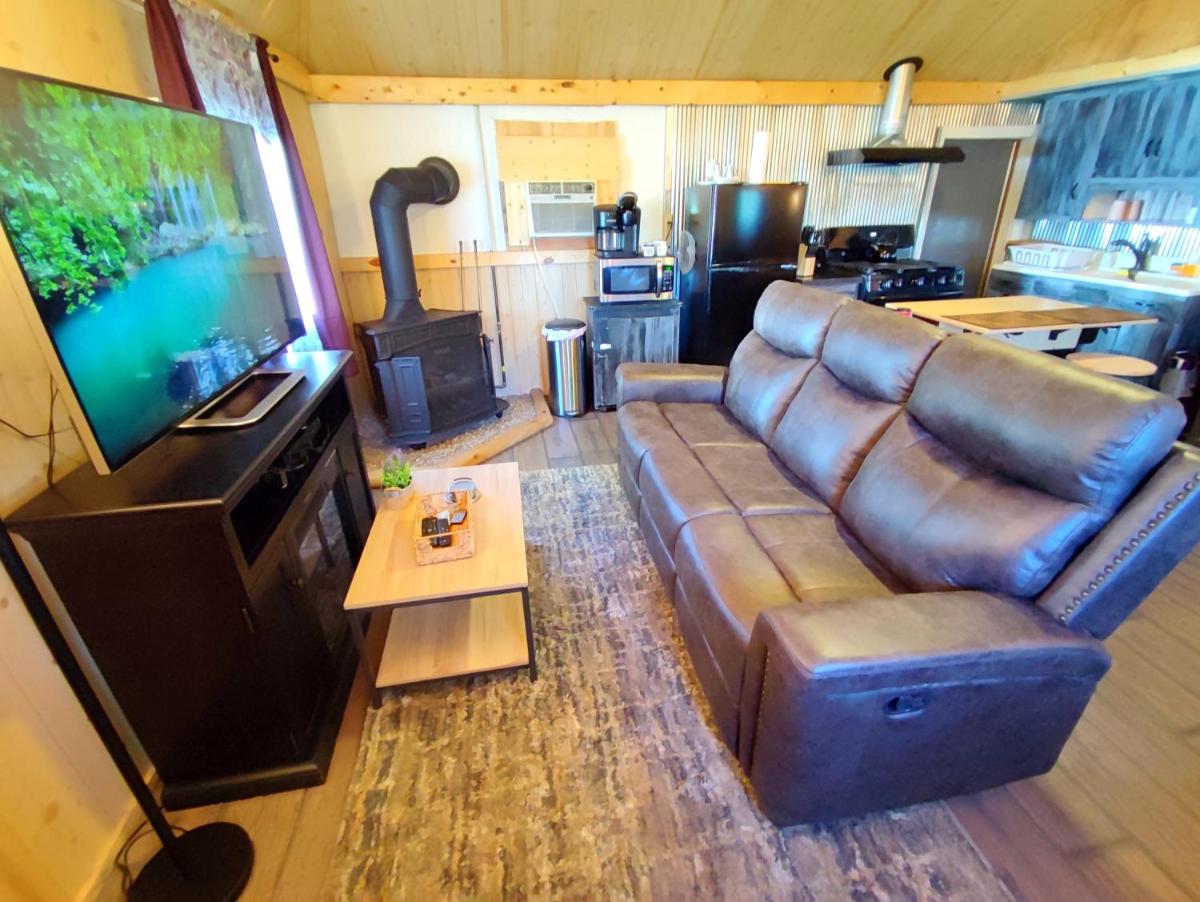 Wolf's Cabin-Walk to Downtown Noblesville - Housity