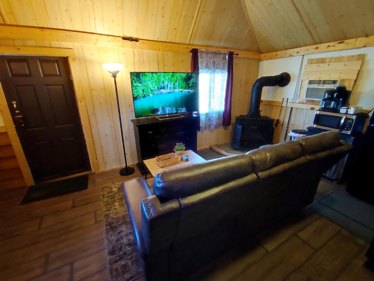 Wolf's Cabin-Walk to Downtown Noblesville - Housity