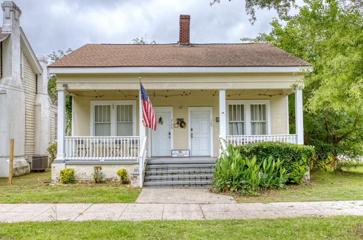 The Chattahoochee Cottage Walk to River & Shops - Housity