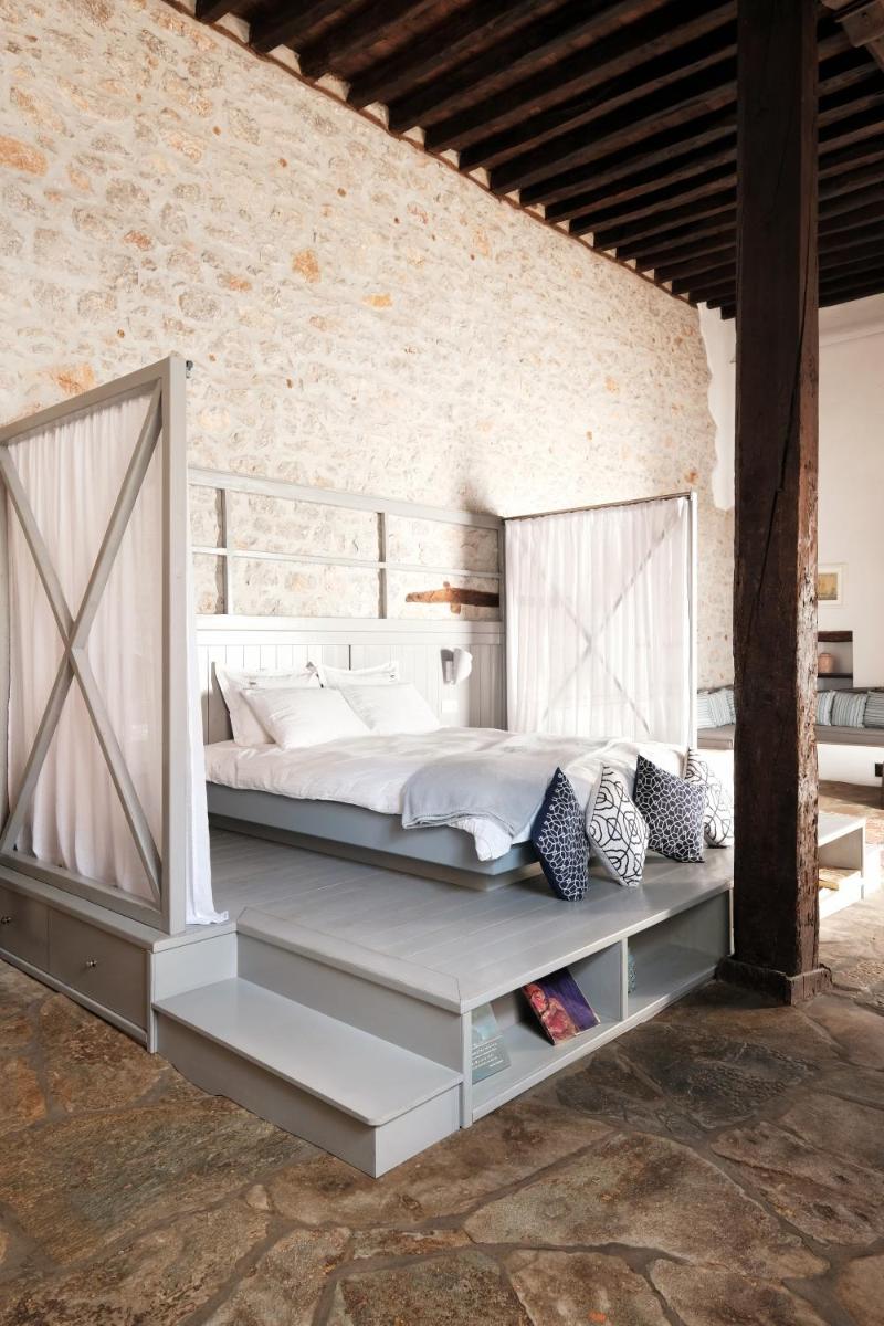 Keresbino Hydra Manor House - Housity