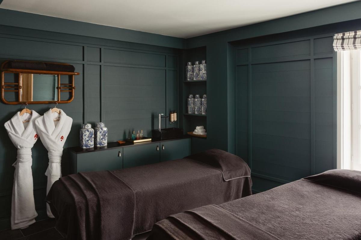 Un ou plusieurs lits dans un hébergement de l'établissement La Mission Hôtel & SPA - l'île d'Yeu