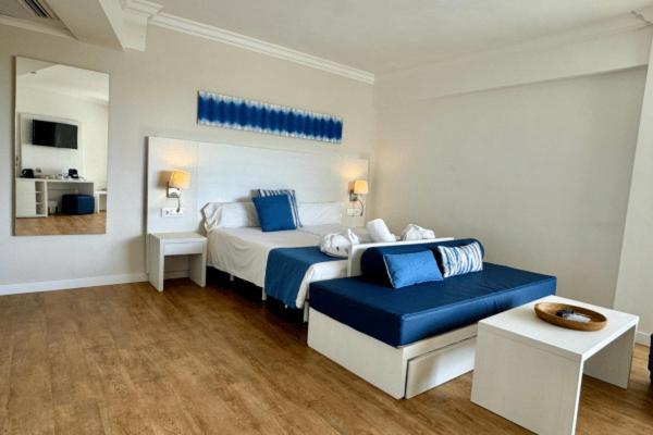 Cama o camas de una habitación en Cabot Pollensa Park Spa