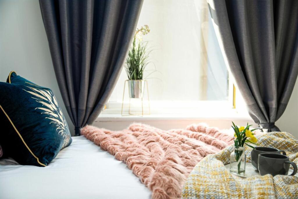 Modern Large Top Quality bedroom in London - Housity