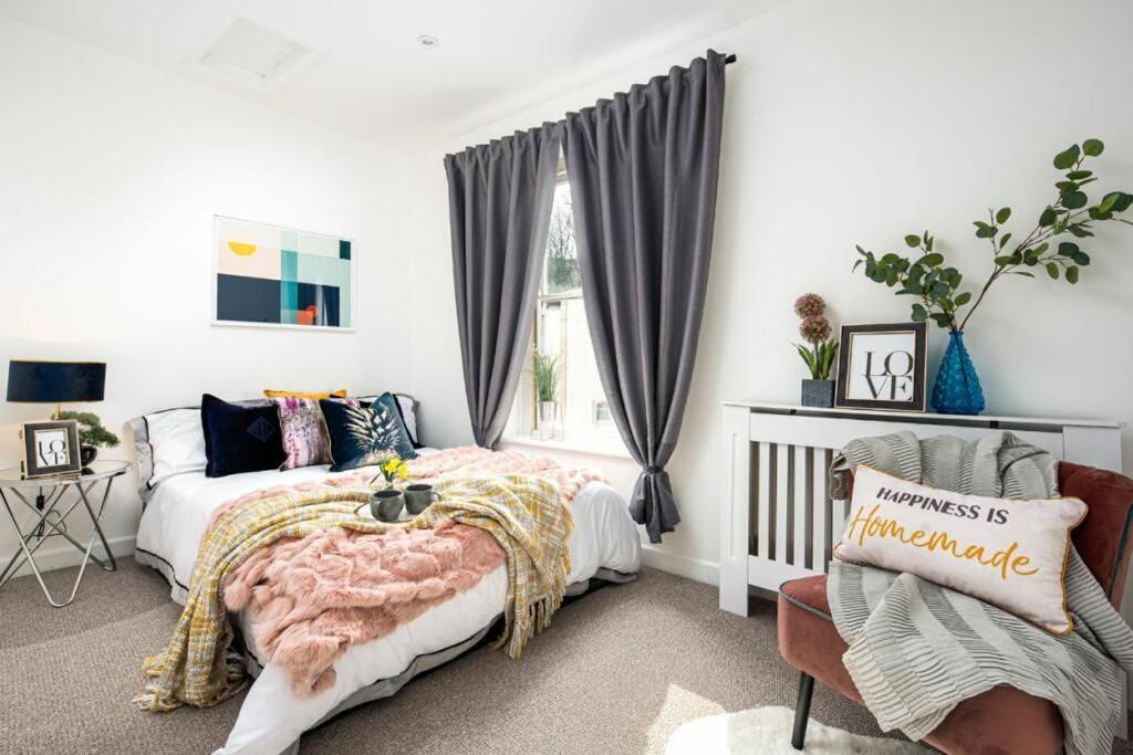 Modern Large Top Quality bedroom in London - Housity
