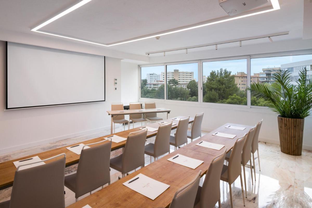 una sala de conferencias con una mesa grande y sillas en Salles Hotels Marina Portals, en Portals Nous 75 fotos más