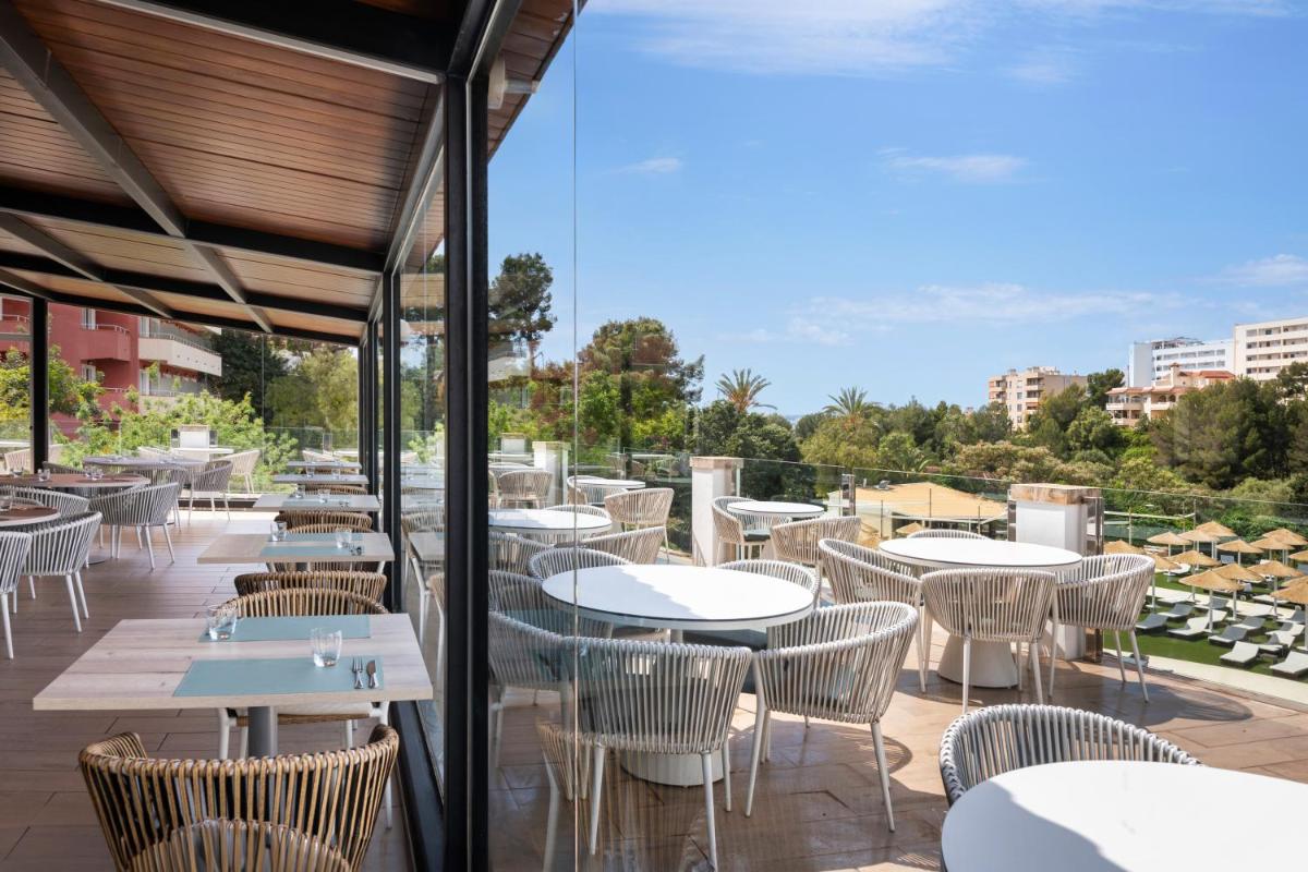 Un restaurante o sitio para comer en Salles Hotels Marina Portals