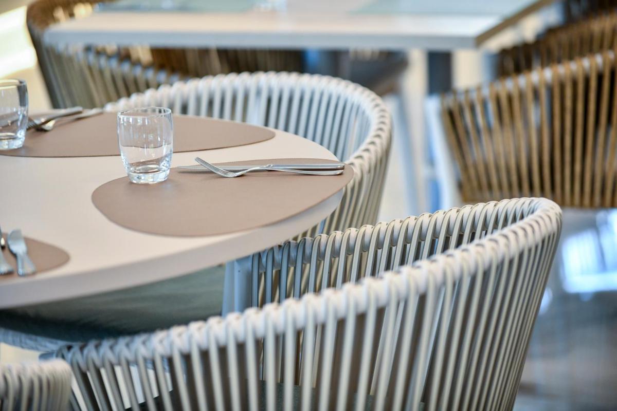 Un restaurante o sitio para comer en Salles Hotels Marina Portals