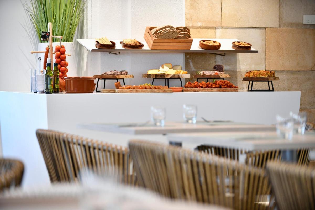 Comida en o cerca de este hotel