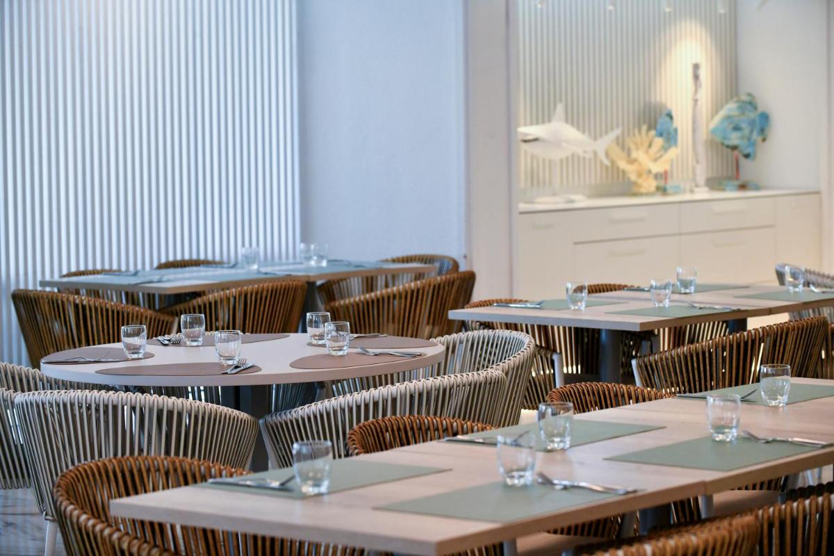 Un restaurante o sitio para comer en Salles Hotels Marina Portals