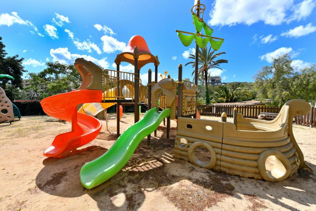 Zona de juegos infantil en Salles Hotels Marina Portals