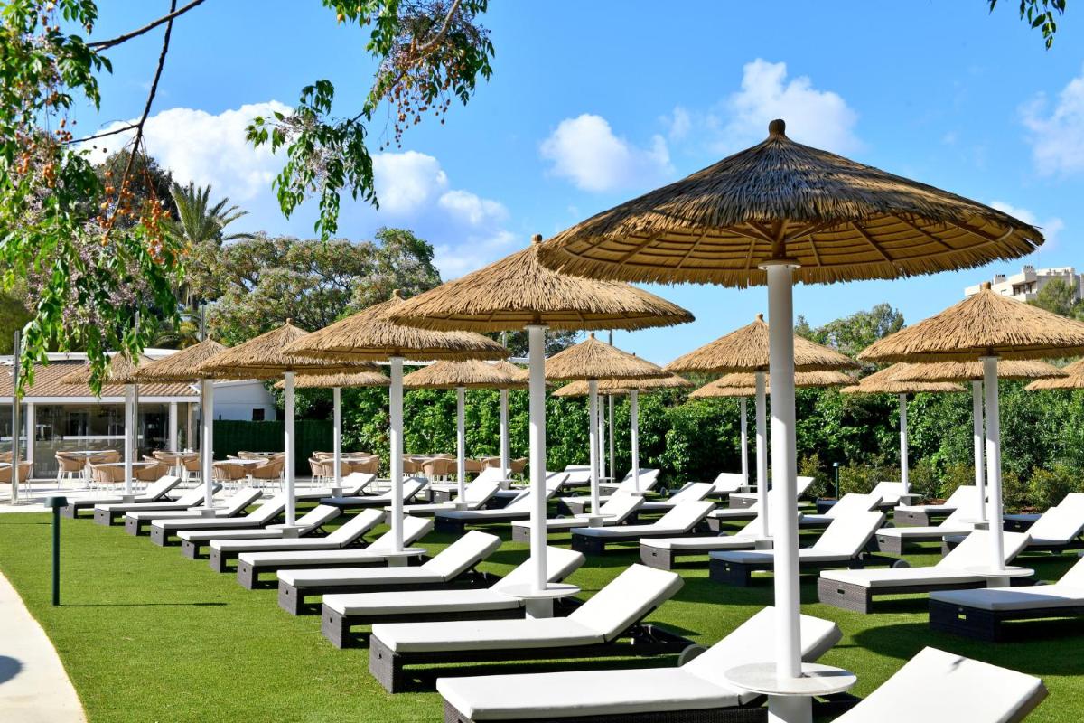 Jardín al aire libre en Salles Hotels Marina Portals