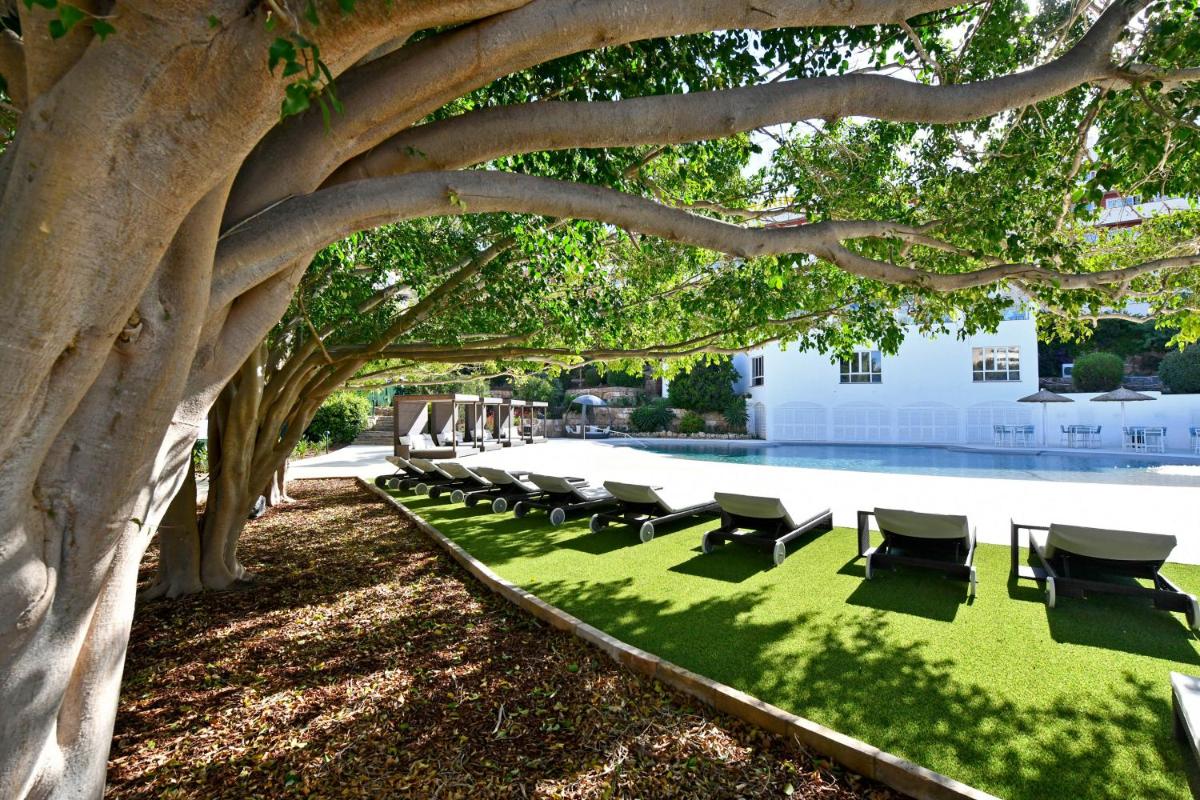 Jardín al aire libre en Salles Hotels Marina Portals