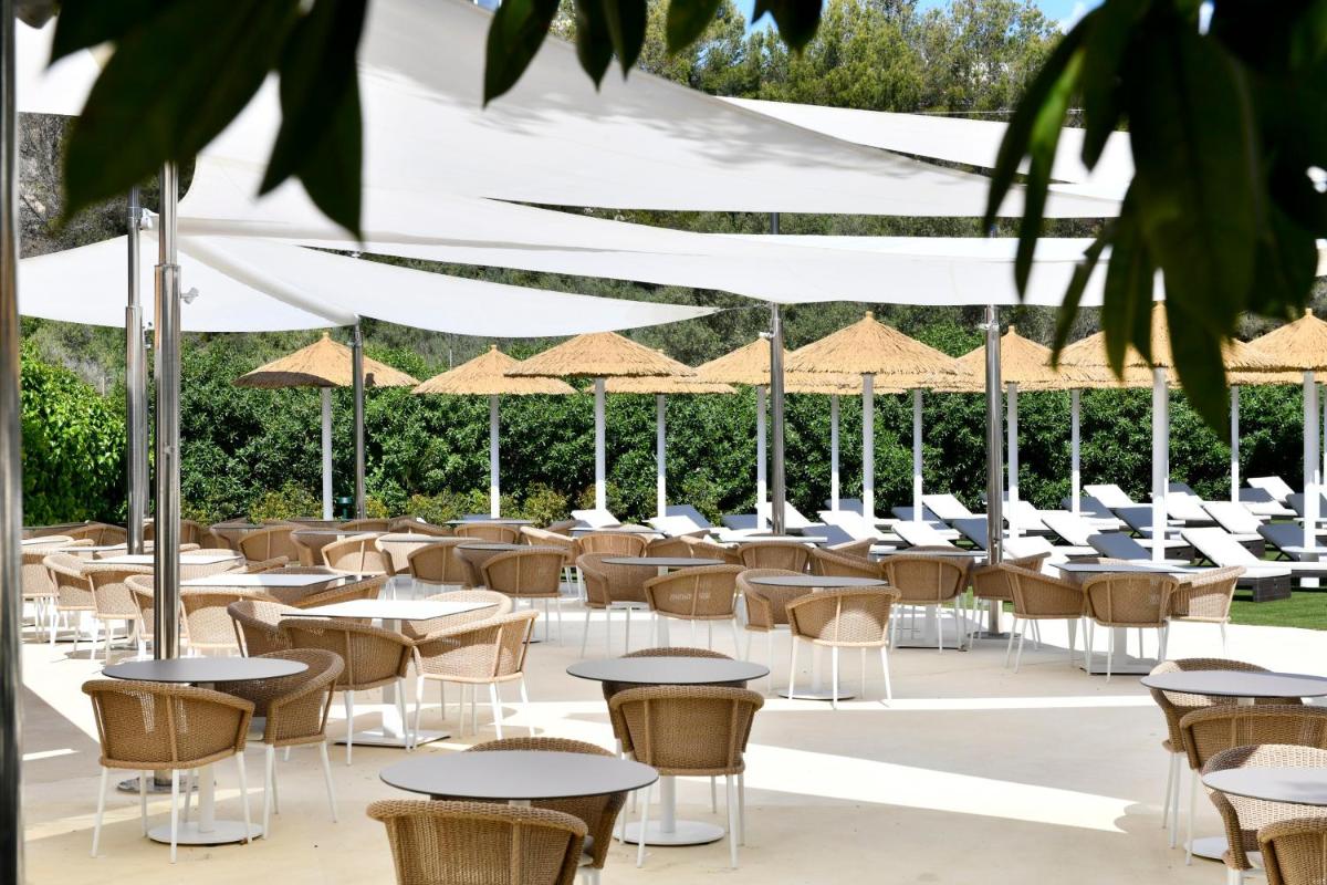Un restaurante o sitio para comer en Salles Hotels Marina Portals