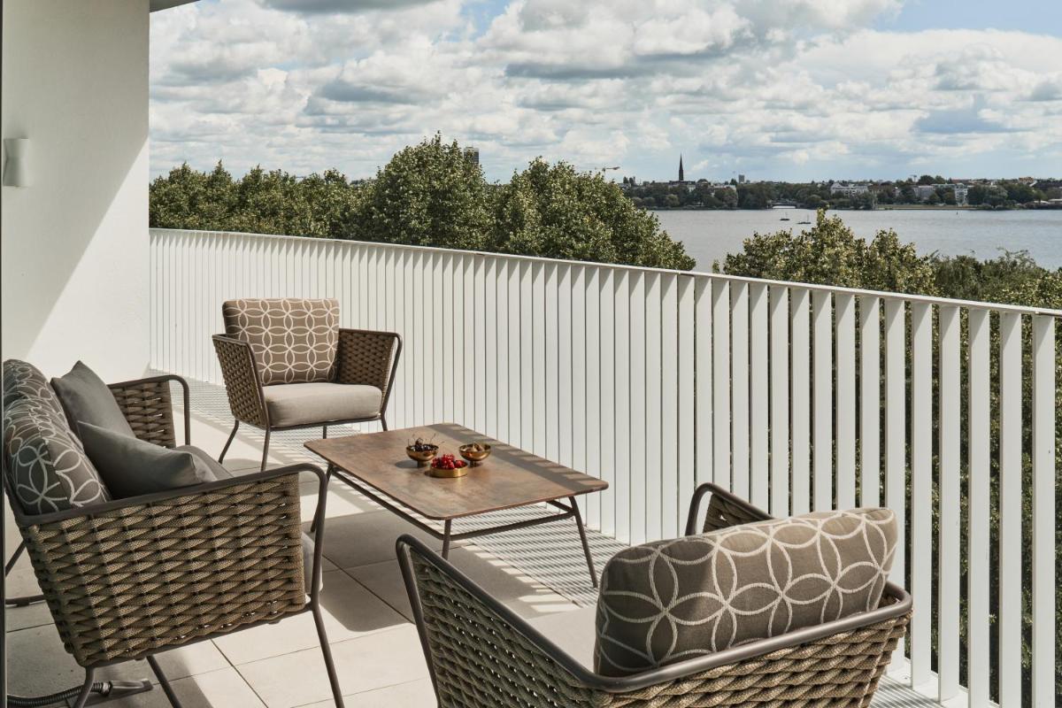 Ein Balkon oder eine Terrasse in der Unterkunft The Fontenay Hamburg