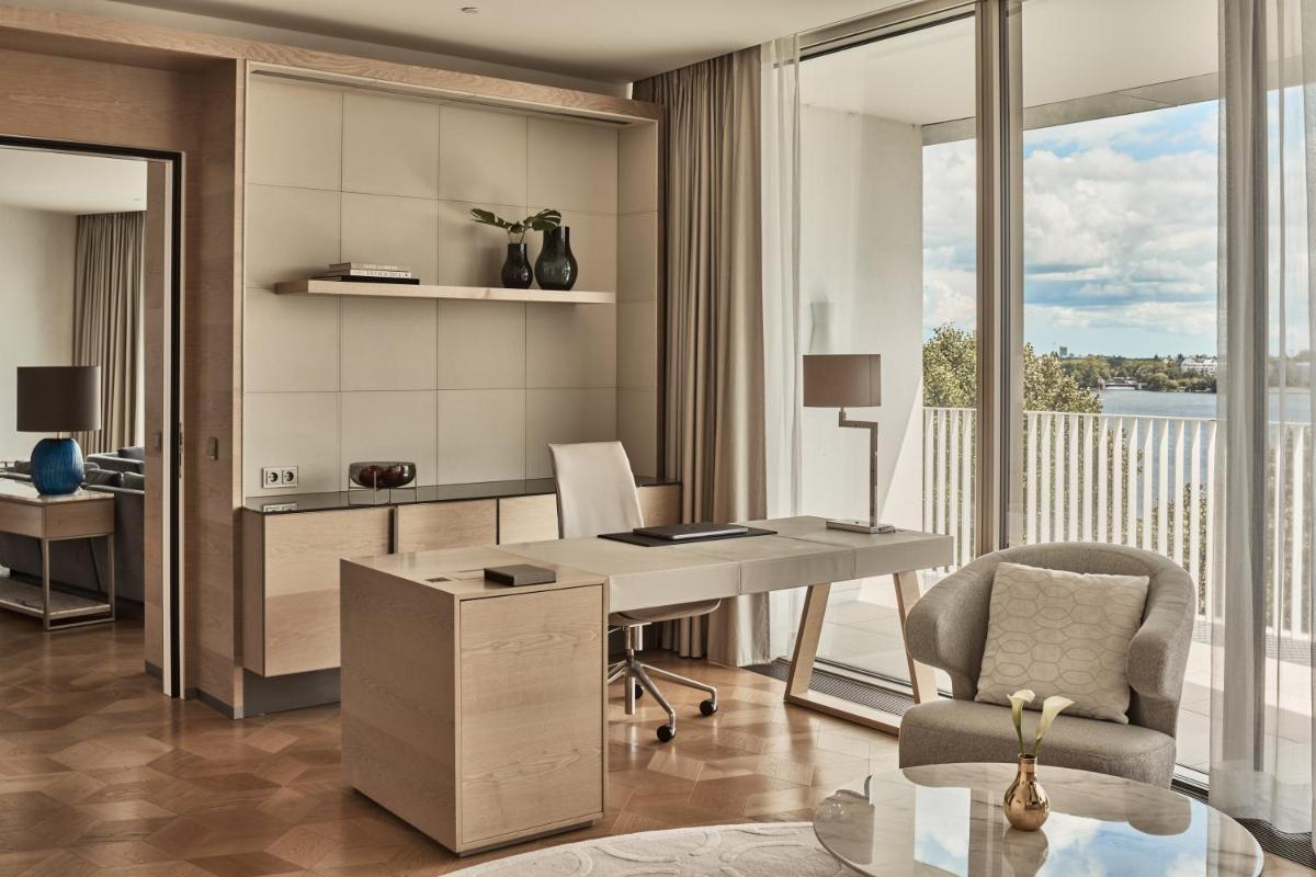 Ein Sitzbereich in der Unterkunft The Fontenay Hamburg
