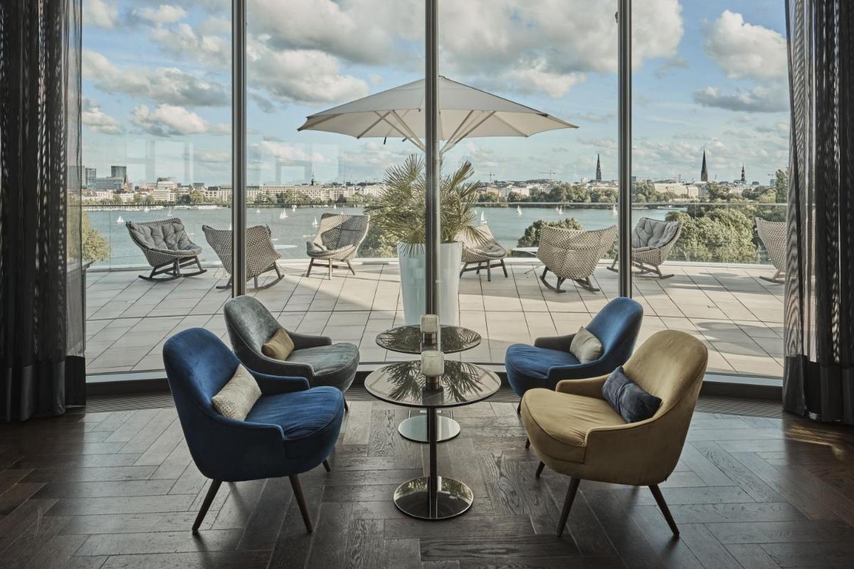 Ein Sitzbereich in der Unterkunft The Fontenay Hamburg Ein Sitzbereich in der Unterkunft The Fontenay Hamburg